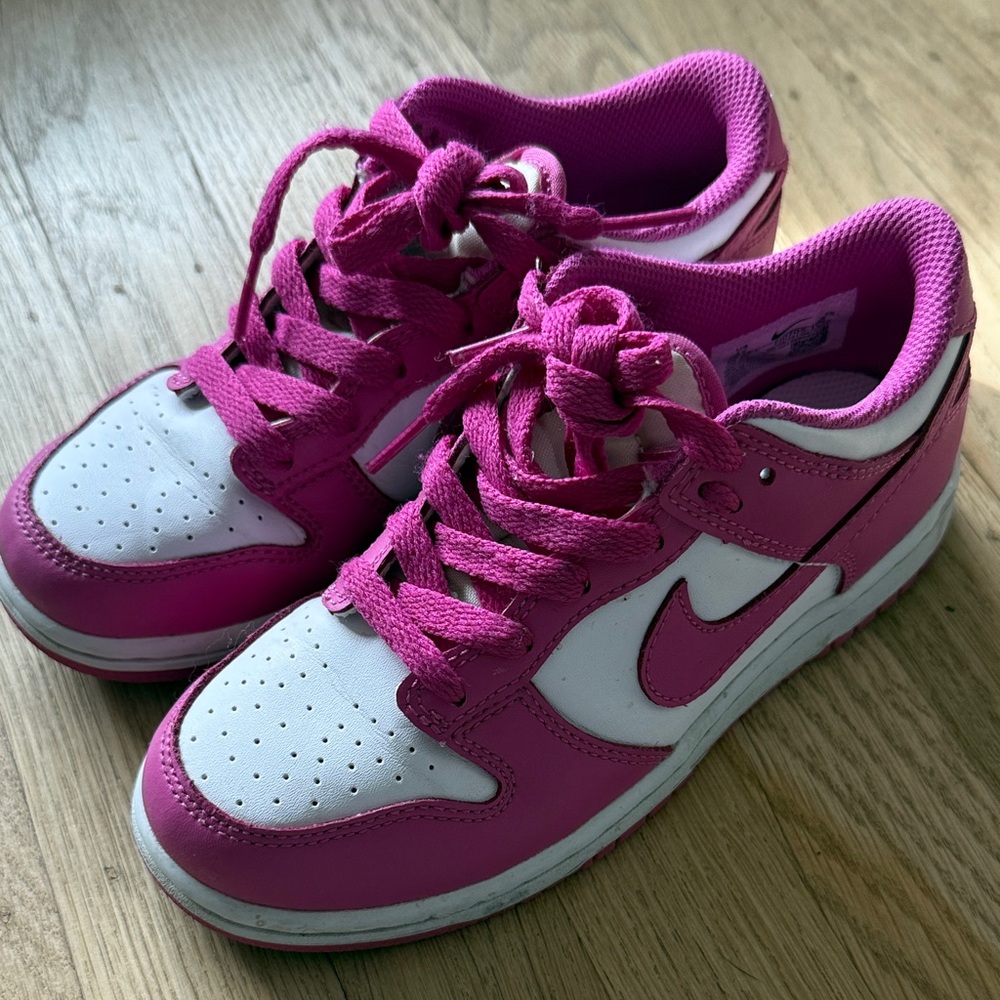 Nike Dunk Low Kids Sneakers in Fuchsia and White Size 1Y